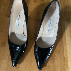 Black patent Manolo Blahnik pumps